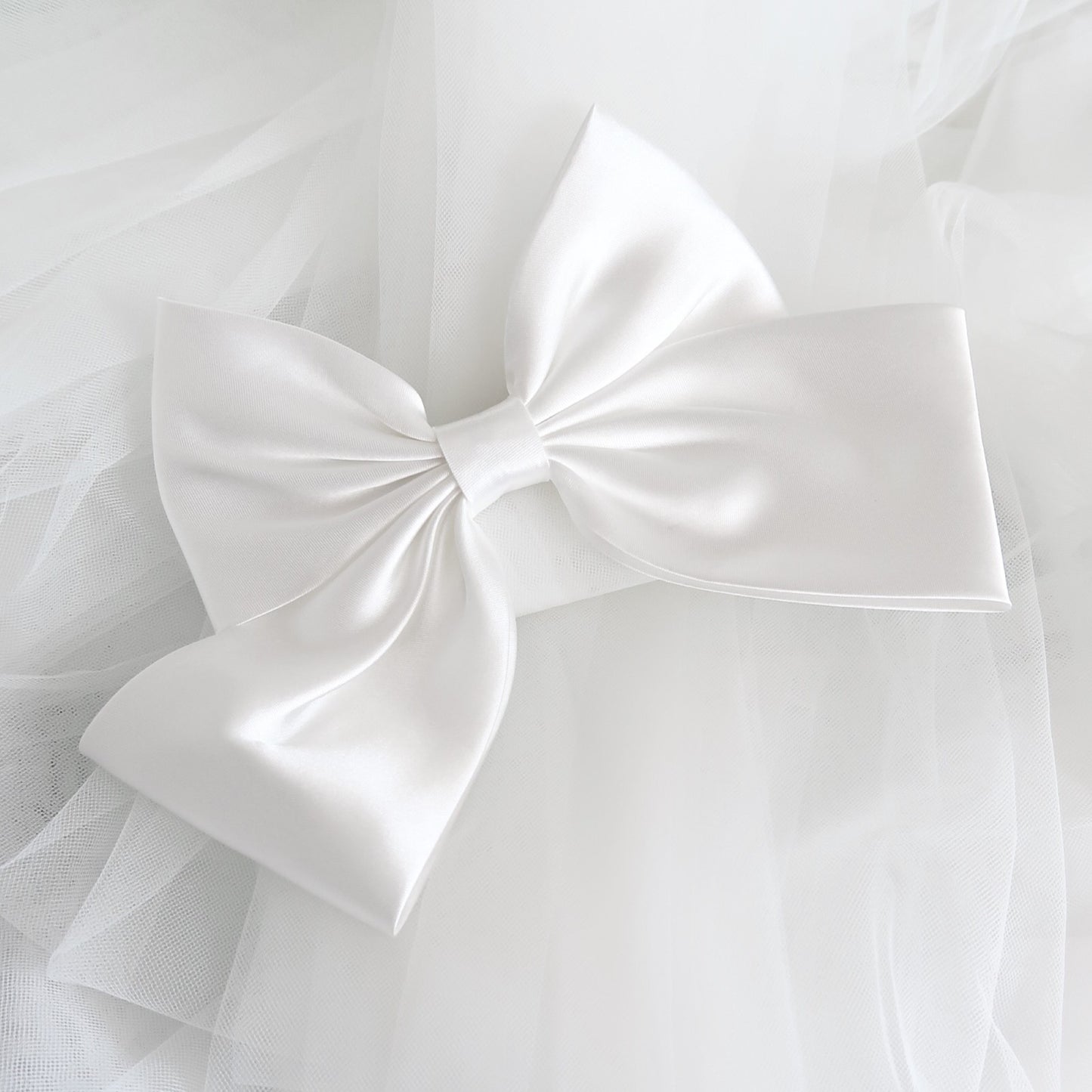 satin bridal bow, with waist lenght veil. 80 cm