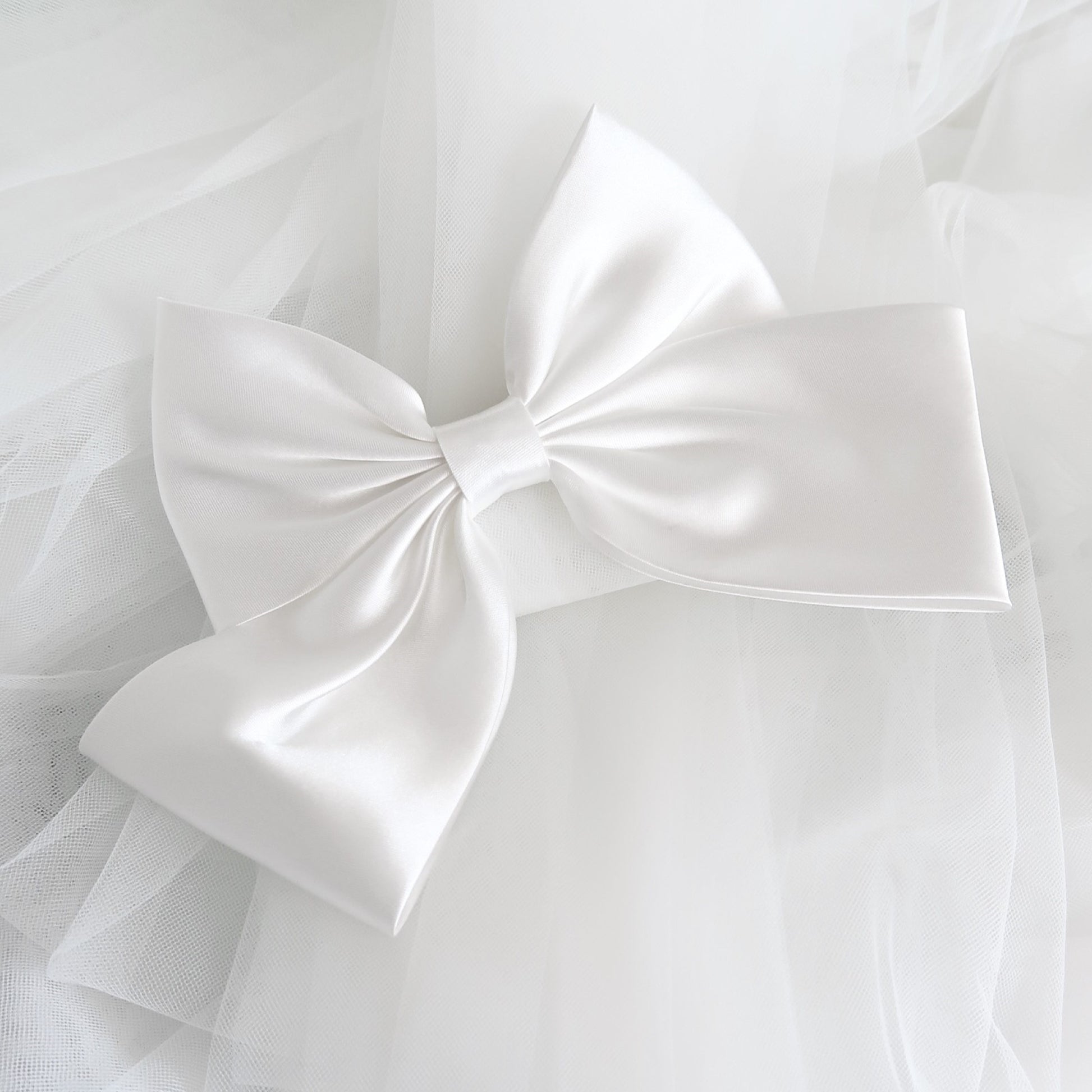 satin bridal bow, with waist lenght veil. 80 cm